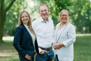 Gebeco Sondergruppenvertrieb: Maike Jacobj, Martin Pohl und Melanie Unger – freundliche Porträtaufnahme im Park