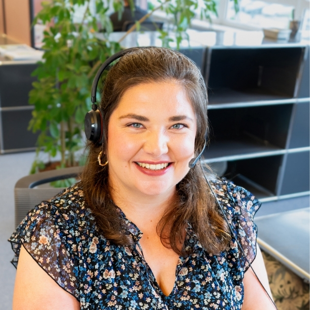 Gebeco Reiseexpertin mit Headset im Beratungsgespräch