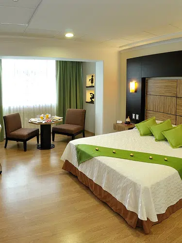 Man Ging, Guayaquil