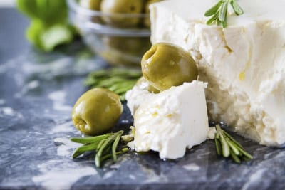 Typisches griechisches Essen - Feta und Oliven