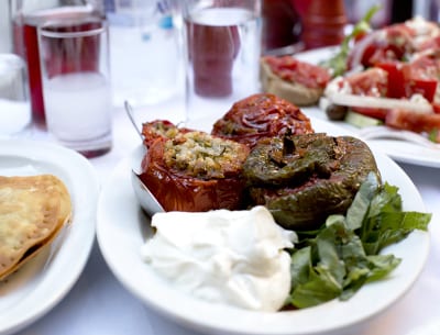 griechisches Essen auf gedecktem Tisch