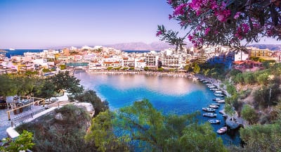 Kreta mit Häuserfassade und Blick aufs Meer