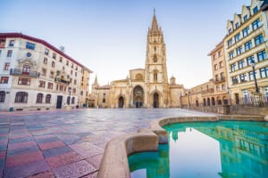 Platz in Oviedo in Asturien mit Brunnen und Kathedrale