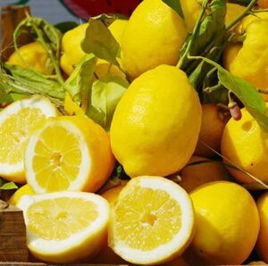 Marktstand mit reifen gelben Zitronen