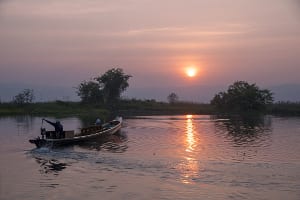 Sonnenuntergang am Inle-See mit Boot darauf