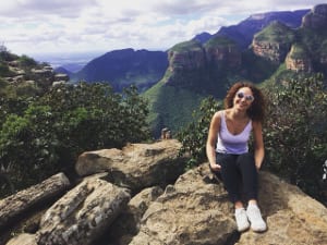 Hanna Fecht sitzt auf dem Berg vorm Blyde River Canyon