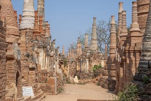 Überwucherte Stein-Pagoden in Indein am Inle-See