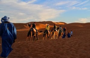 Wüste Marokkos mit Kamelreitern