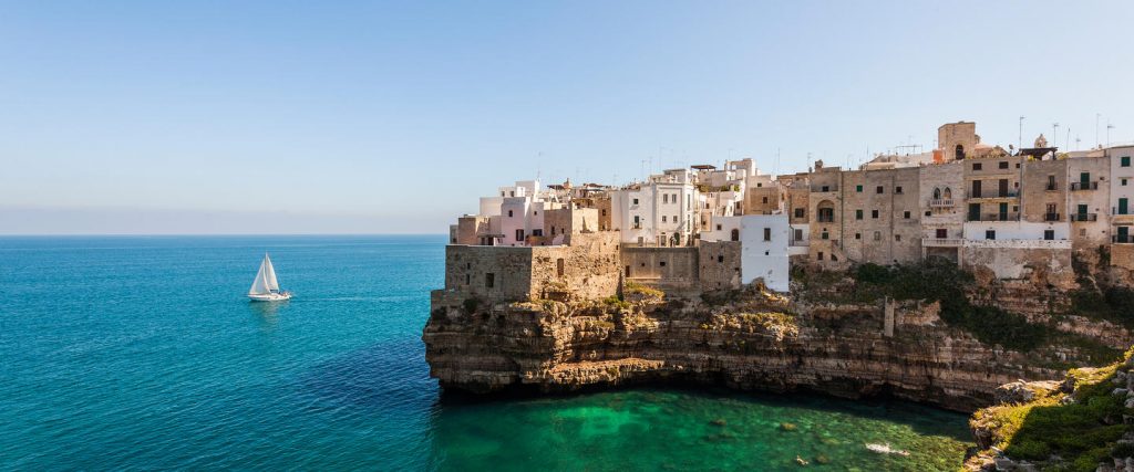 Blick auf Polignano a Mare in Apulien, Italien I Gebeco