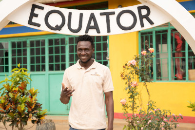 Uganda - Lächelnder Mann steht am Äquator | Gebeco
