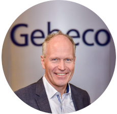 Porträt von Gebeco Geschäftsführer Michael Knapp vor dem Gebeco-Logo