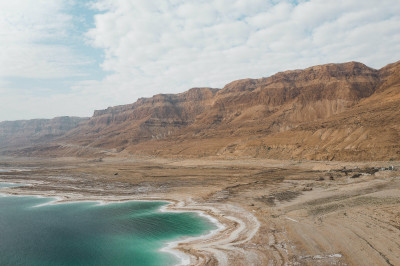 Israel Küste des toten Meeres mit Bergen im Hintergrund | Gebeco