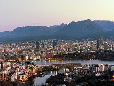 Skyline von Tirana mit Blick auf Berge | Gebeco