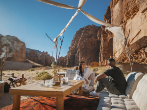 Al Ula zwei personen sitzen an einem Tisch inmitten von Felsen | Gebeco