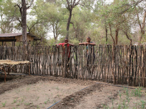Khwe beim Gartenbau in Namibia | Gebeco
