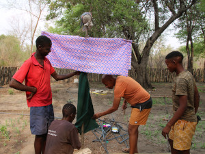 Khwe beim Bau einer Vogelscheuche in Namibia | Gebeco