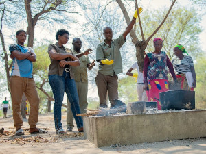 Khwe beim Kochen von Chillies in Namibia | Gebeco