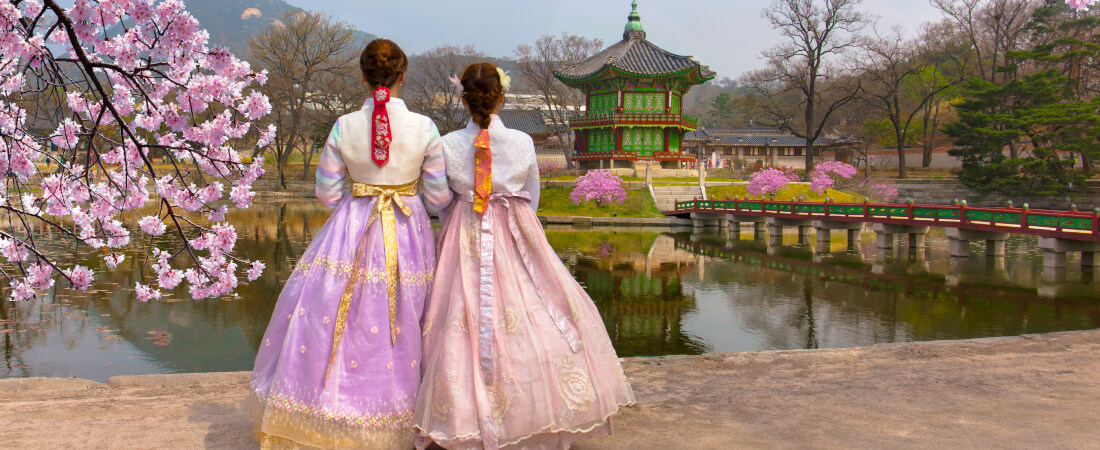 Junge Südkoreanerinnen mit traditionellen Hanbok zur Kirschblüte in Südkorea | Gebeco
