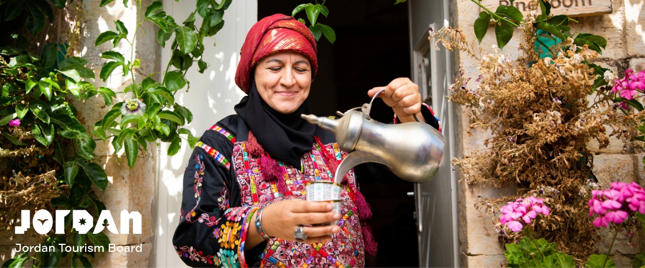 Jordanische Frau schenkt Tee ein.