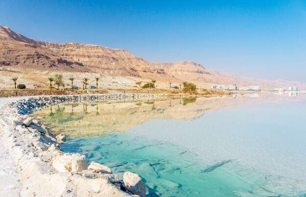 Blick auf einen Strandabschnitt des Toten Meeres in Israel | Gebeco
