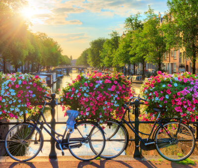 Sonnenaufgang über einem Kanal in Amsterdam | Gebeco
