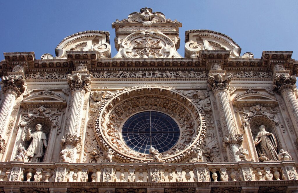 Blick auf Rosettenfenster einer Kirche in Lecce, Italien I Gebeco
