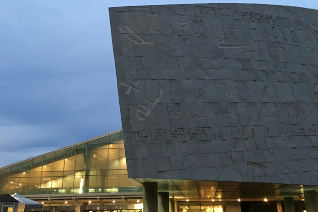 Fassade der Bibliotheca Alexandrina in Alexandria mit eingravierten Schriftzeichen | Gebeco