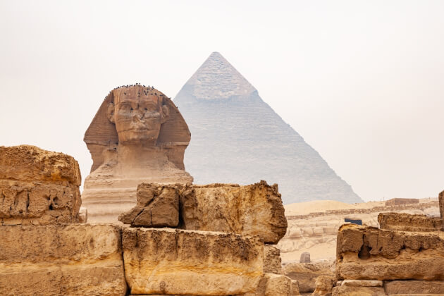 Große Sphinx von Gizeh im Vordergrund mit Cheops-Pyramide im Hintergrund. | Gebeco 