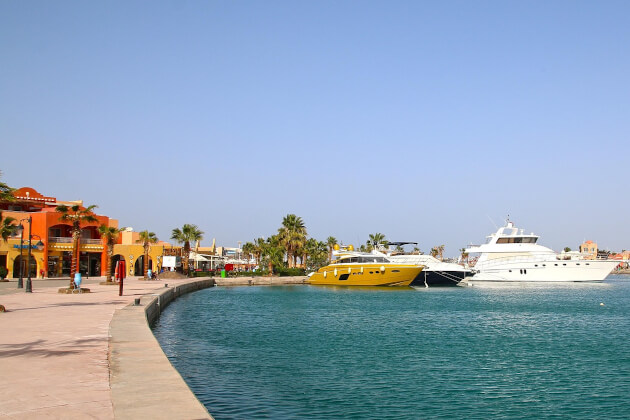 Hafen von Hurghada mit Yachten und bunten Häusern im Hintergrund. | Gebeco 