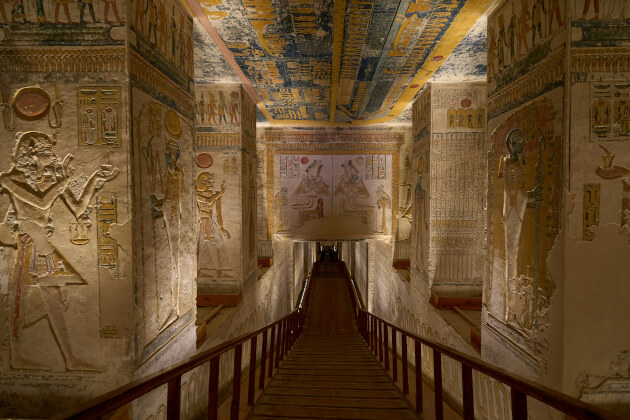 Eingang zu einer Grabstätte im Tal der Könige in Luxor mit Hieroglyphen und Wandmalereien. | Gebeco 