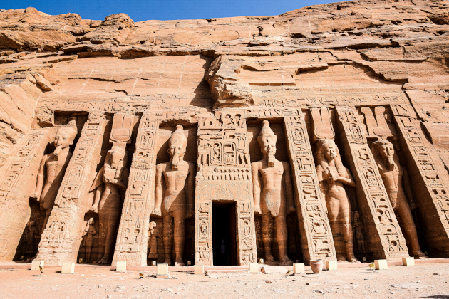 Abu Simbel Tempelanlage in Ägypten mit monumentalen Felsfiguren | Gebeco