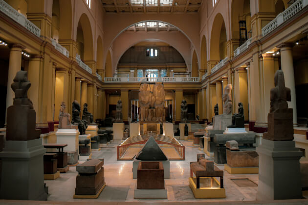 Innenansicht des Ägyptischen Museums in Kairo mit Ausstellung antiker Artefakte. | Gebeco