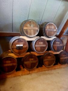 Holzfässer für Calvados in einer Destillerie in Honfleur, Normandie, Frankreich I Gebeco