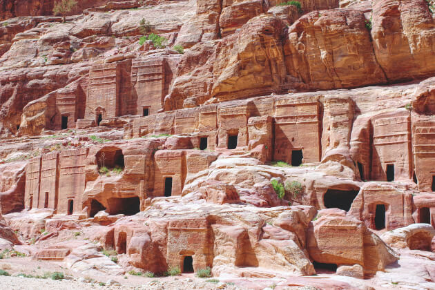 Rote Sandstein-Felswand mit Gräbern oder Tempeln in Petra, Jordanien. | Gebeco