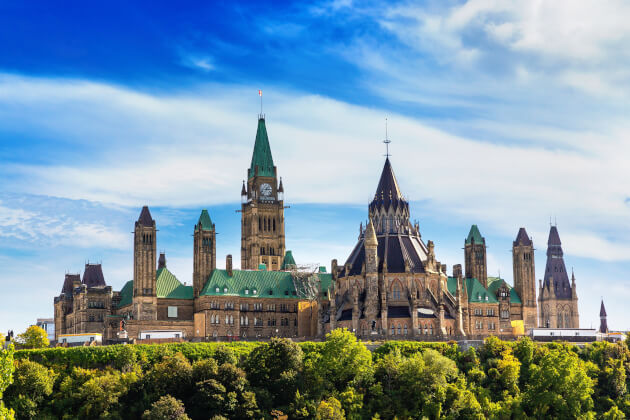 Parlamentshügel in Ottawa im Herbst – historisches Regierungsgebäude am Ottawa River in Kanadas Hauptstadt
