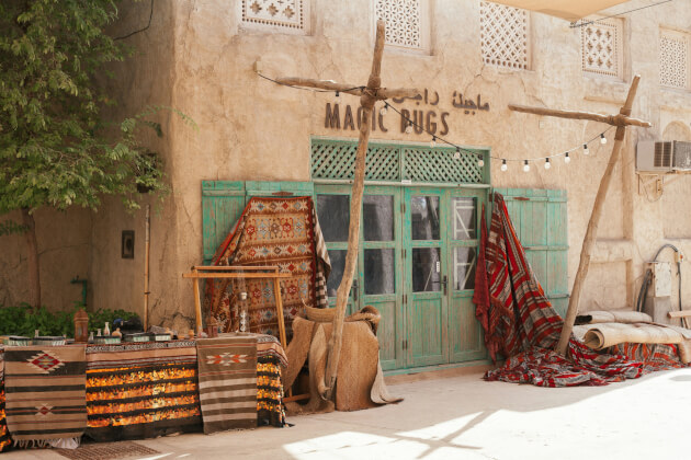 Hausfassade in Casablanca mit bunten Stoffen. | Gebeco