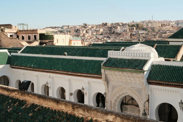 Detailansicht der kunstvollen maurischen Architektur der Medersa Bou Inania in Fes, Marokko.| Gebeco