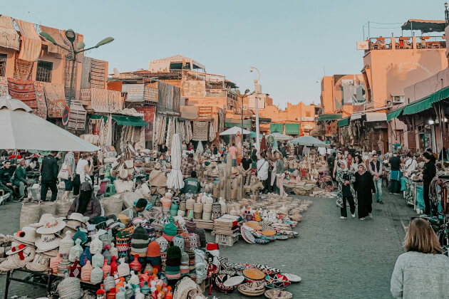Belebter Markt in der Medina von Marrakesch mit bunten Ständen und Menschen. | Gebeco