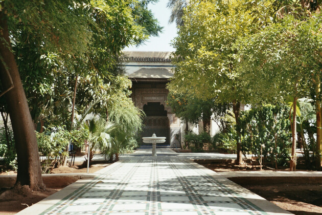 Innenhof des Bahia-Palasts mit kunstvollen Mosaiken und üppiger Bepflanzung in Marrakesch, Marokko. | Gebeco
