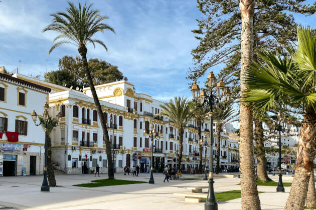 Zentraler Platz in Tanger mit Kolonialarchitektur, Palmen und historischen Straßenlaternen bei Tageslicht. | Gebeco