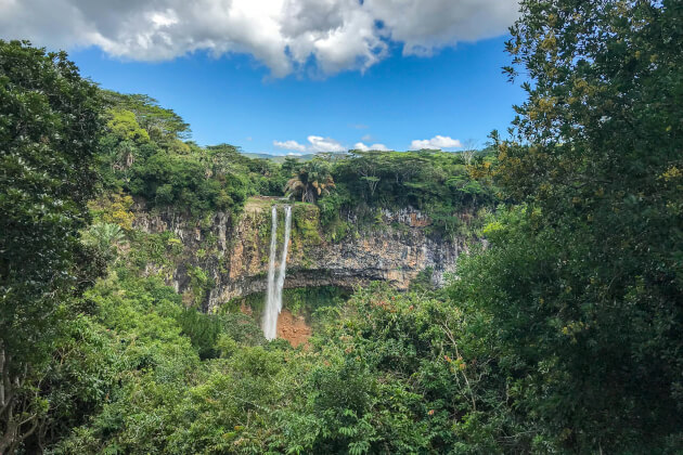 Blick auf die Wasserfälle im Black River Gorges Nationalpark auf Mauritius, eingerahmt von dichter tropischer Vegetatio. | Gebeco