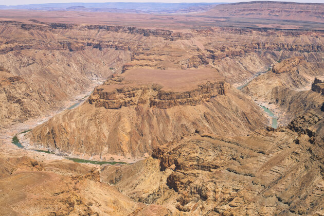 Aussicht auf die tiefen Schluchten und Felsformationen des Fish River Canyons in Namibia. | Gebeco