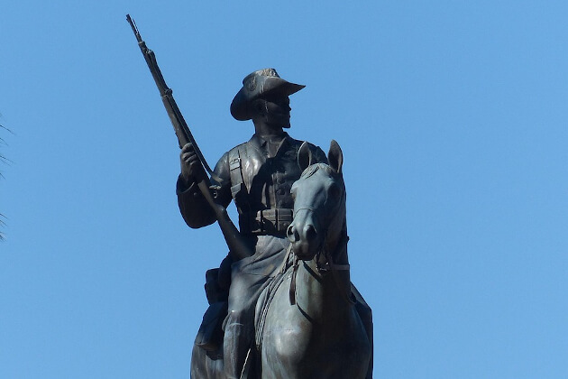 Reiterstatue in Windhoek, Namibia mit bewaffnetem Reiter auf Pferd. | Gebeco 