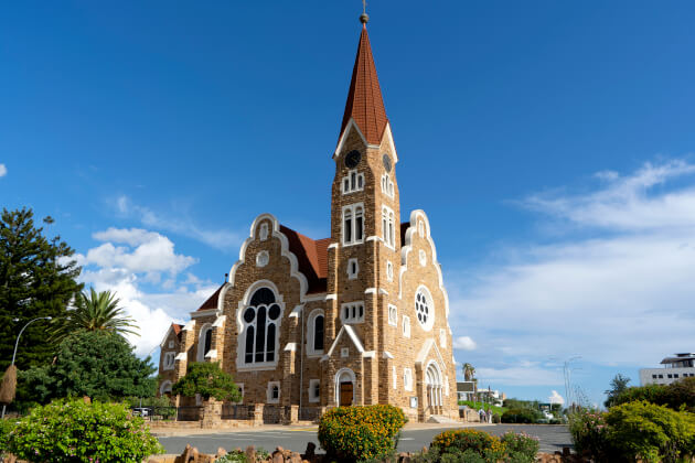 Christuskirche in Windhoek, Namibia vor blauem Himmel. | Gebeco
