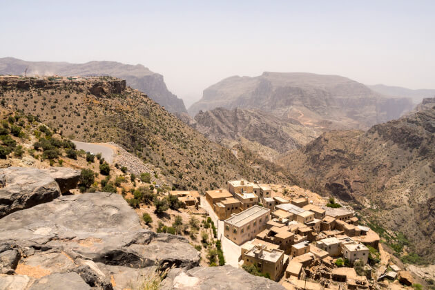 Bergdorf im Jebel Akhbar Gebirge, Oman – malerische Aussicht auf Felsen. | Gebeco