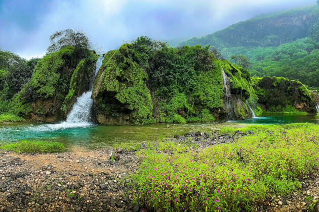 Wadi Darbat Tal in Salalah mit Wasserfall, Fluss und üppigem Grün. | Gebeco