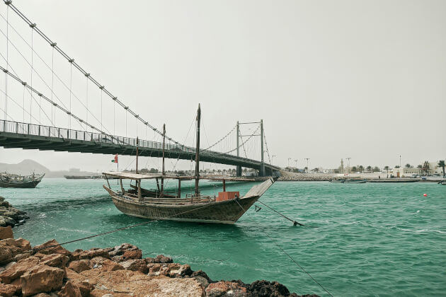 Hafenstadt Sur im Oman mit traditionellen Dhaus und Küstenlinie. | Gebeco
