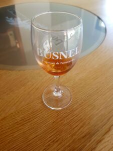 Ein Glas Pommeau in Honfleur, Normandie, Frankreich I Gebeco