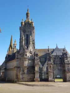 Umfriedeter Pfarrbezirk in Saint Thégonnec in der Bretagne, Frankreich I Gebeco