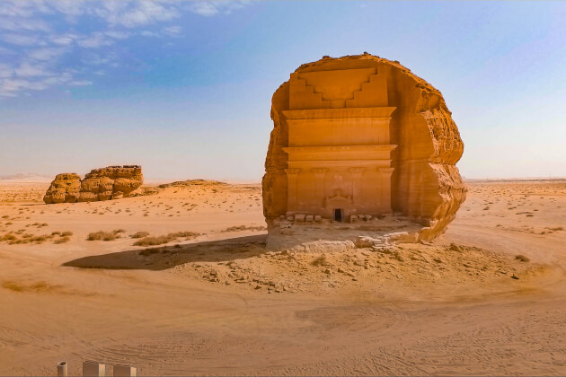 Felsengrab Qasr al-Farid im archäologischen Gebiet Hegra, Saudi-Arabien, mit Wüstenlandschaft im Hintergrund. | Gebeco